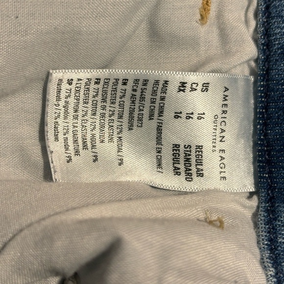 AMERICAN EAGLE Sz 16 Light Wash  Distressed Curvy Mom High Rise Jeans - Picture 11 of 11